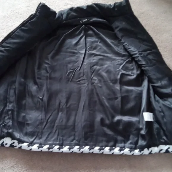 EUC! SHEIN Blackand white puffer vest - Picture 6 of 8